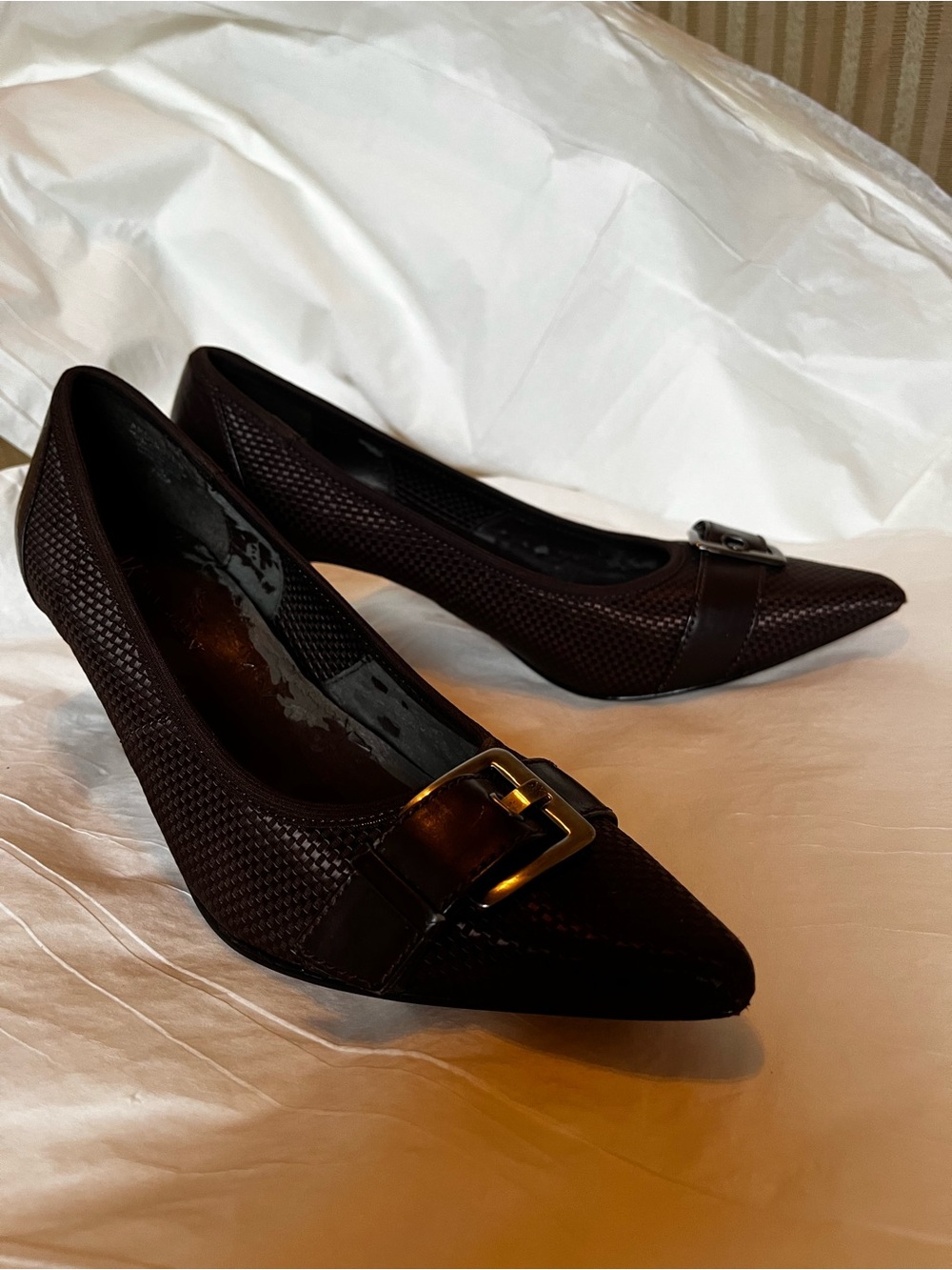 ANNE KLEIN~BROWN WOVEN BUCKLE ACCENT~POINTED TOE PUMPS ~SIZE 7.5